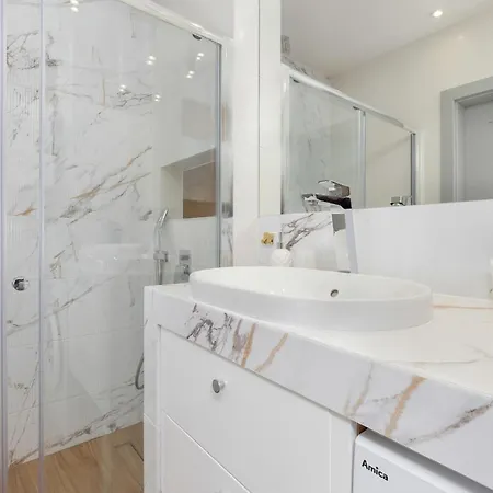 Starowiejska With Balcony & Parking Next To Arena Stadium By Renters Apartmán *