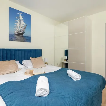 Starowiejska With Balcony & Parking Next To Arena Stadium By Renters Apartament