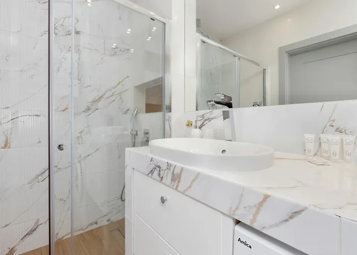 Starowiejska With Balcony & Parking Next To Arena Stadium By Renters Apartamento *